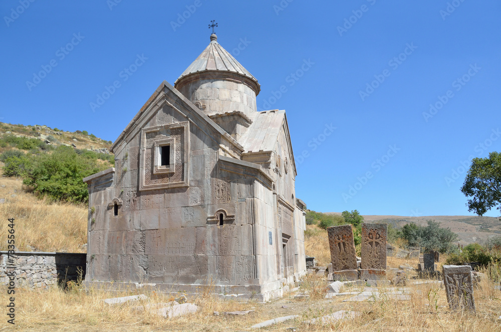 Древний монастырь Тсахацкар в горах Армении