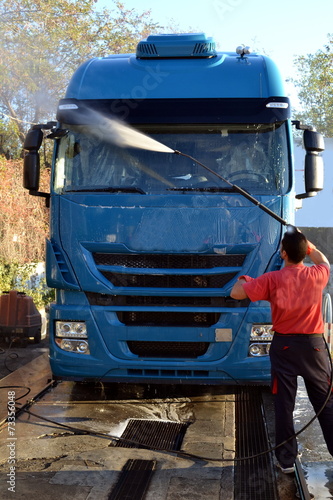 Lavaggio camion con idropulitrice