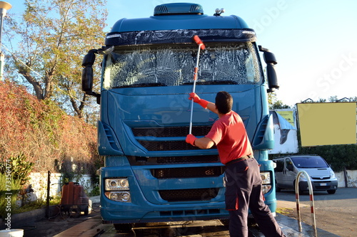 Lavaggio camion con spazzolone
