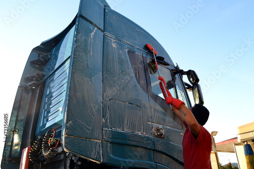 Lavaggio camion con spazzolone