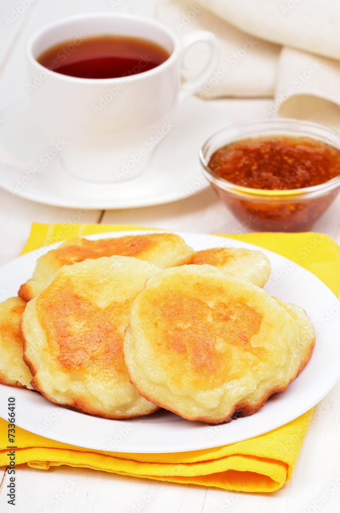 Cheesecakes, confiture and tea cup Cheesecakes, confiture and tea cup
