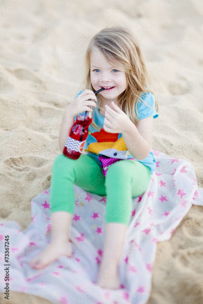 mädchen am strand trinkt limonade
