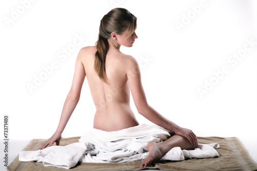 Rückenansicht einer jungen nackten Frau