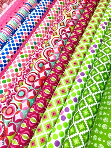 Bunte Stoffe im Stoffladen