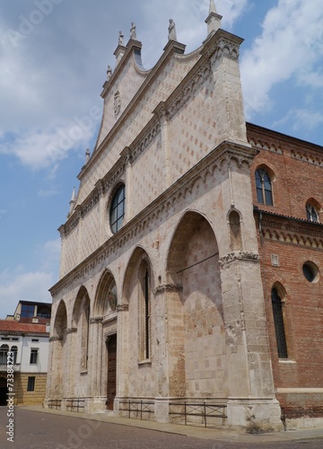 The front of the saint Mary Cathedral in Vicenza © Frouwina Harmanna va
