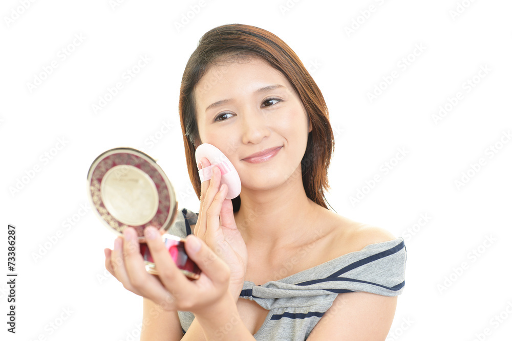 メイクアップをする女性