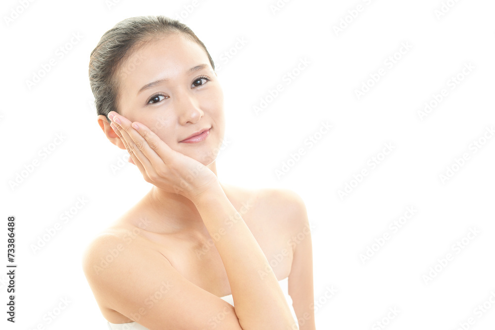 スキンケアをする女性 スキンケアをする女性