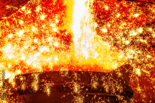 Obraz na plátně Liquid iron from ladle in the steelworks