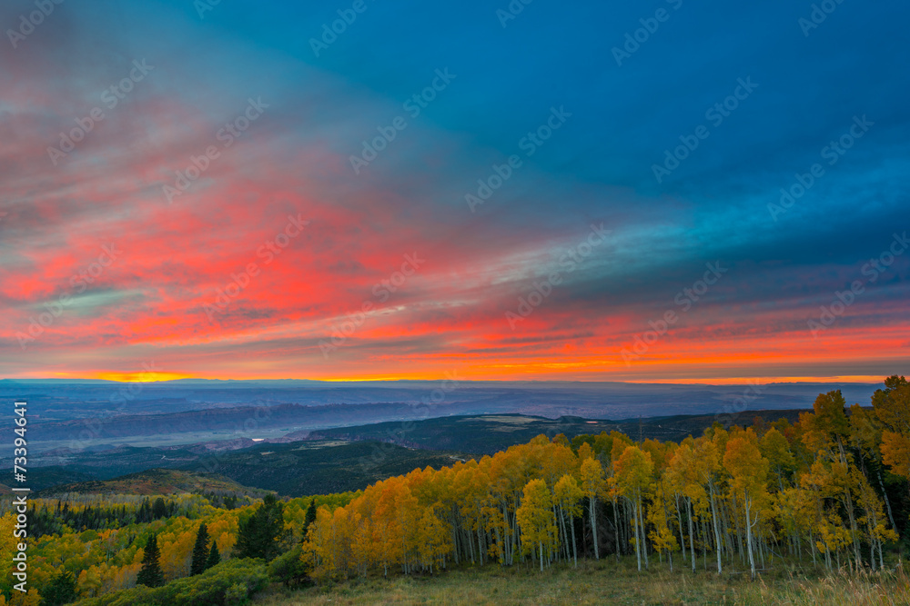Obraz premium Colorful Dramatic Sunset Sky over the City of Moab Fall Colors