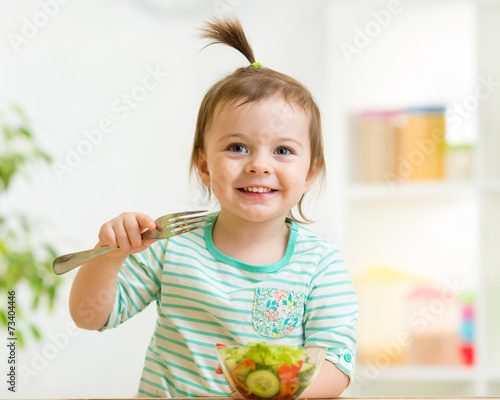 kid girl eating healthy veg...