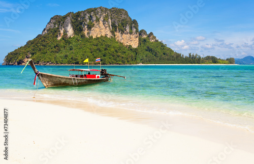 long tail boat sur plage de Tup Islands, Thaïlande © Unclesam