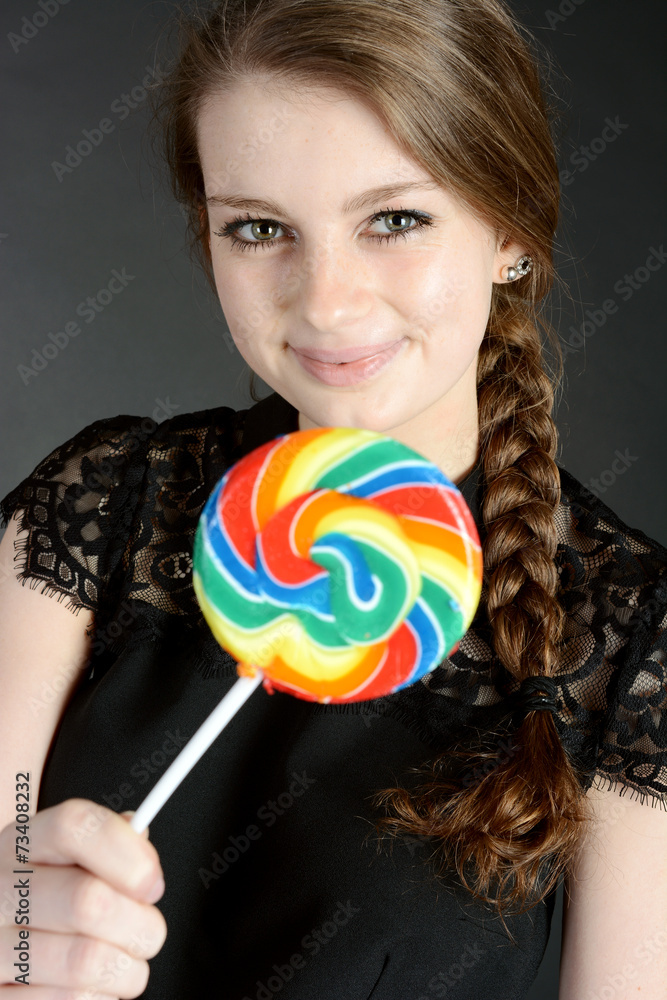 Teen mit buntem Lollipop