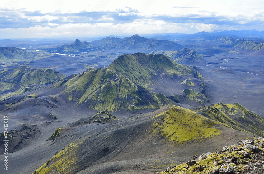 Исландия, горный пейзаж в пасмурную погоду