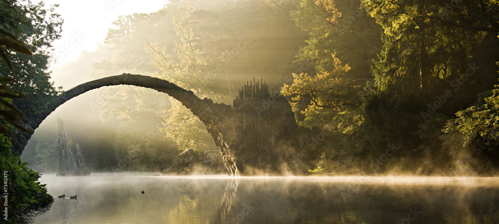 Fototapeta Kamienny Okrągły Most w Lesie
