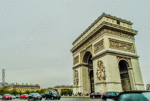 Fototapeta Naklejka Na Ścianę i Meble -  Arc de Triomphe from Avenue des Champs-Elysees