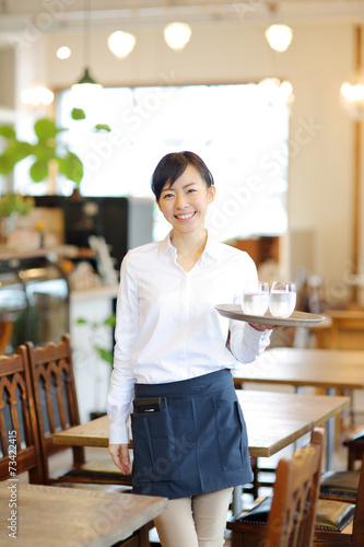 カフェで働く若い女性