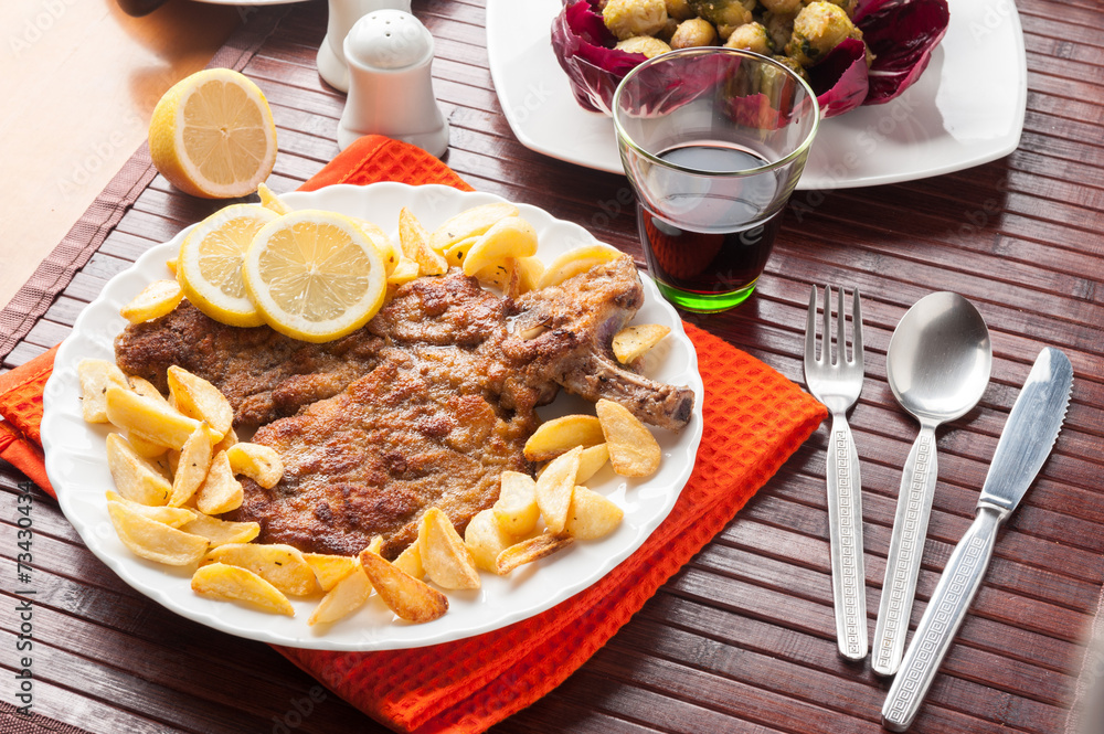 Cotoletta alla milanese o orecchia d’elefante con patatine Stock Photo