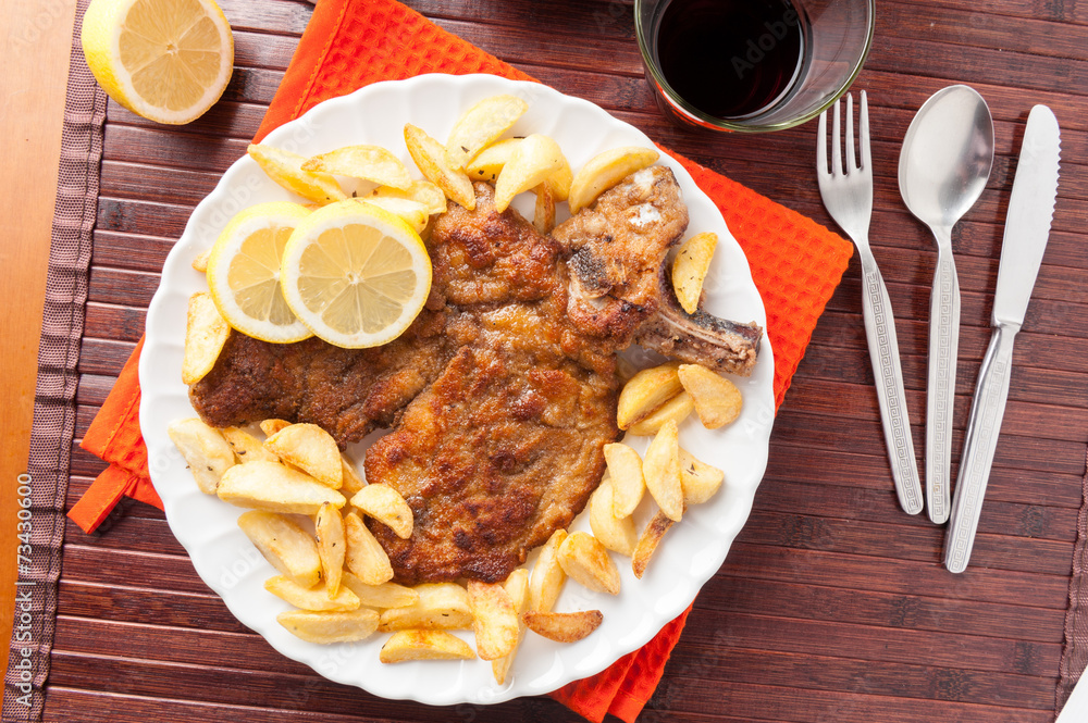 Cotoletta alla milanese o orecchia d’elefante con patatine Stock Photo Adobe Stock
