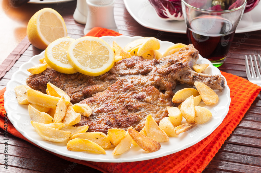 Cotoletta alla milanese o orecchia d’elefante con patatine Stock Photo