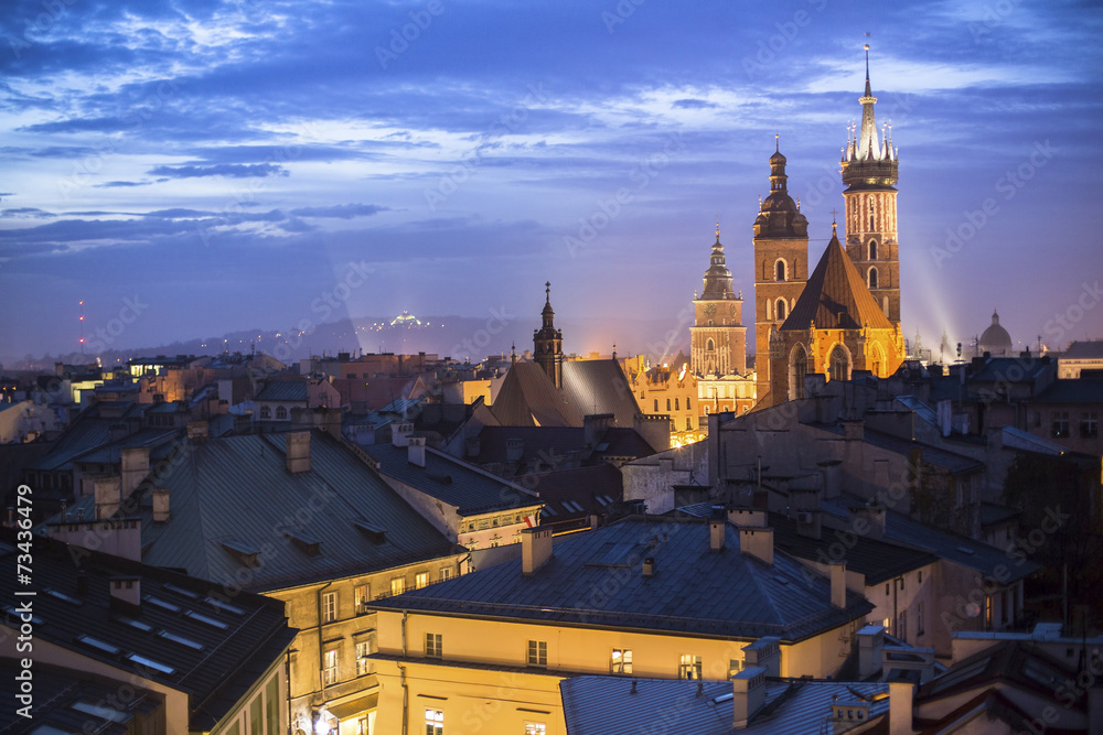 Obraz Widok z góry na dachy starego miasta Krakowa nocą.