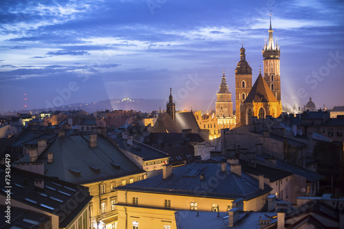 Obraz na płótnie Widok z góry na dachy starego miasta Krakowa nocą.
