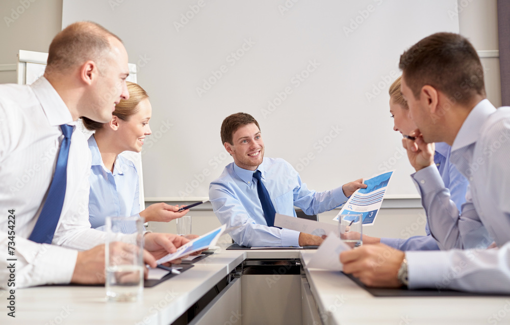 Obraz premium group of smiling businesspeople meeting in office
