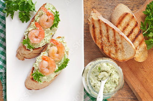 Bruschetta with a paste of green peas and shrimps