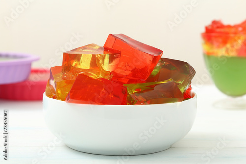 gelatina di frutta colorata a cubetti dessert photo