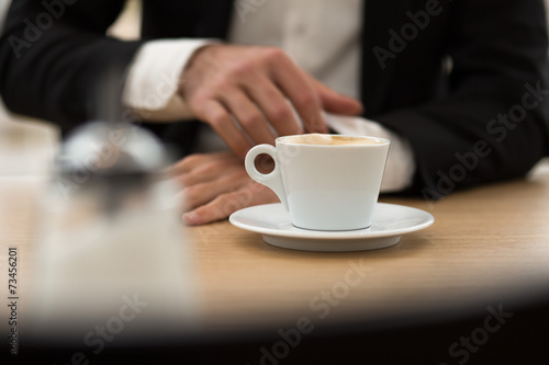 Zuckerstreuer auf Tisch vor Gesch  ftsmann Fokus auf Kaffee