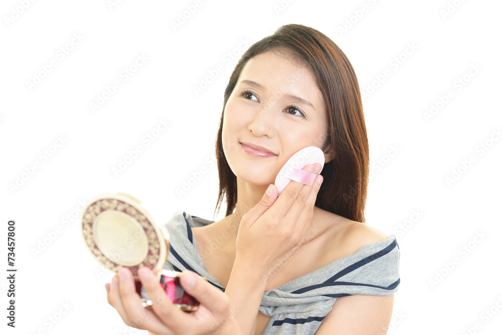 メイクアップをする女性
