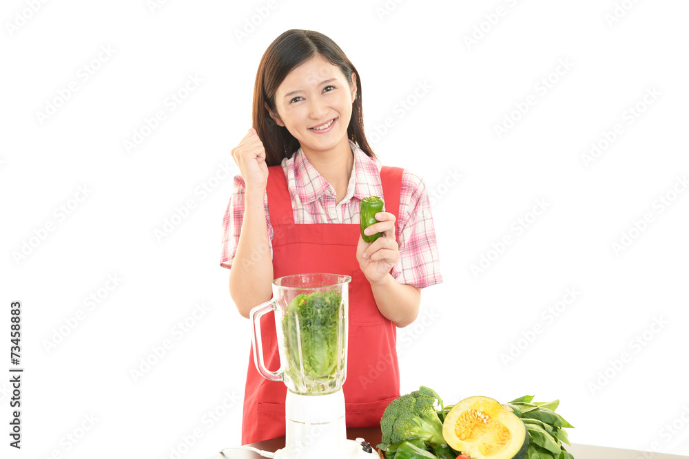 野菜ジュースを作る女性