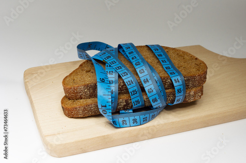 Obraz na płótnie Two pieces of dark bread and meter w salonie