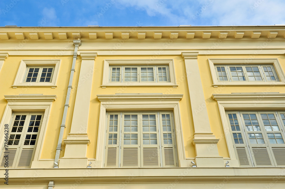 Obraz premium A roman style building with columns.