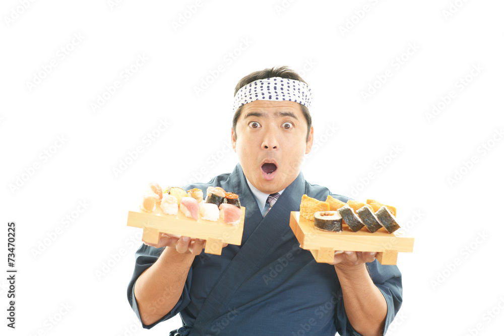 寿司を差し出す笑顔の寿司職人