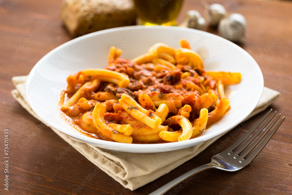 Strozzapreti con bacon, funghi e salsa di pomodoro Strozzapreti con bacon, funghi e salsa di pomodoro