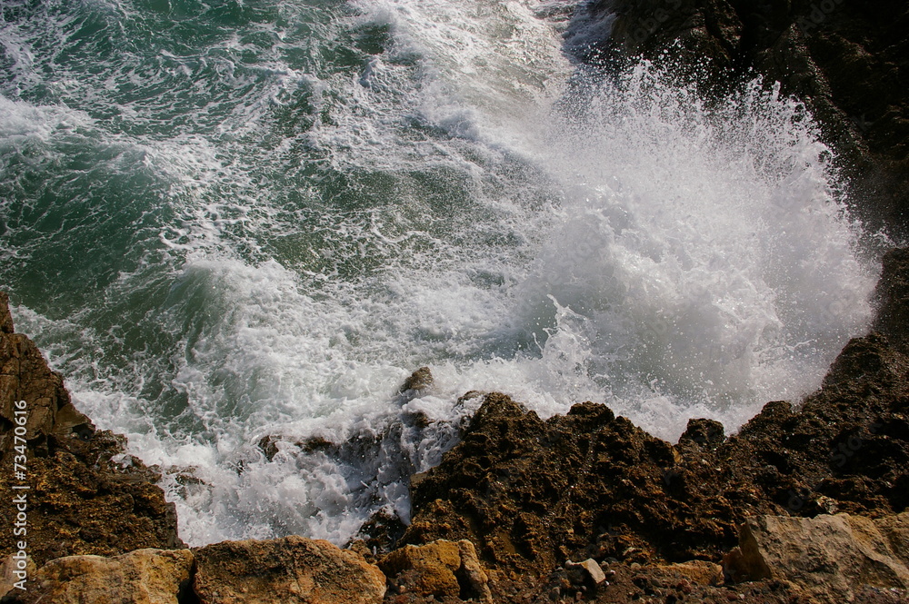 Wellen Brandung im Felsen