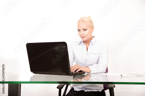 Sekretärin am Laptop