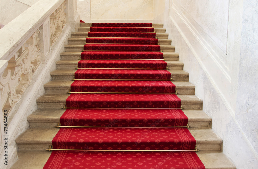Luxuriöse Treppe mit Teppich in rot für Hintergründe und Konzept Photos |  Adobe Stock