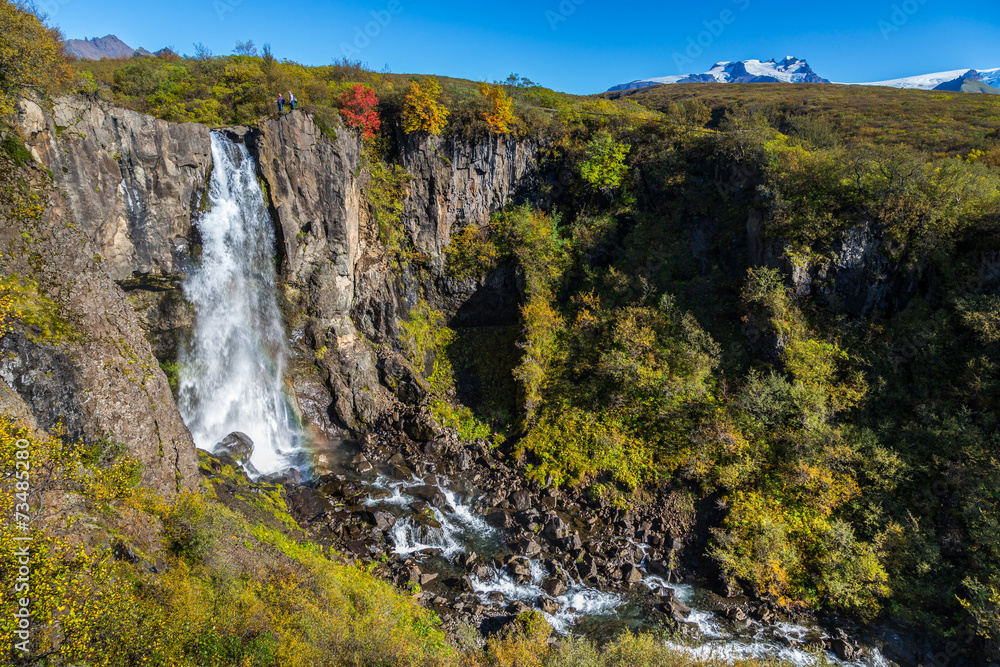 Et au milieu coule une cascade