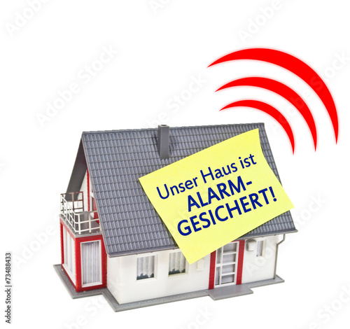 Haus mit Zettel und Alarmgesichert mit Sirene photo