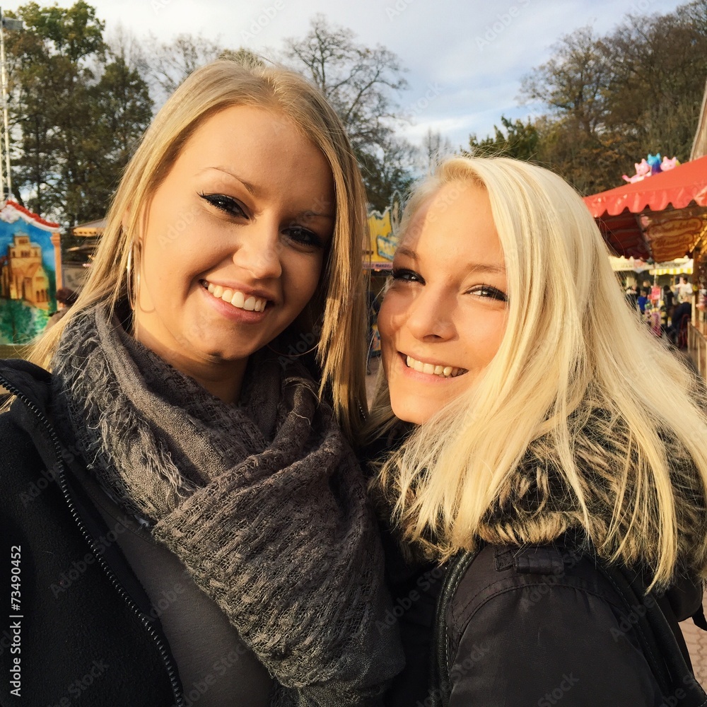 Obraz premium Freundinnen auf dem Rummel