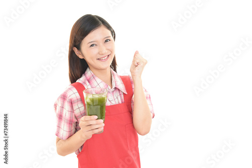 野菜ジュースを持つ女性