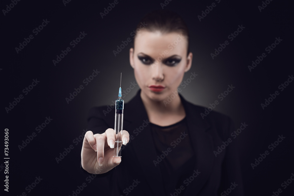 Obraz premium Woman with syringe