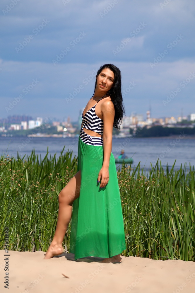 Fototapeta premium Девушка позирует на берегу реки