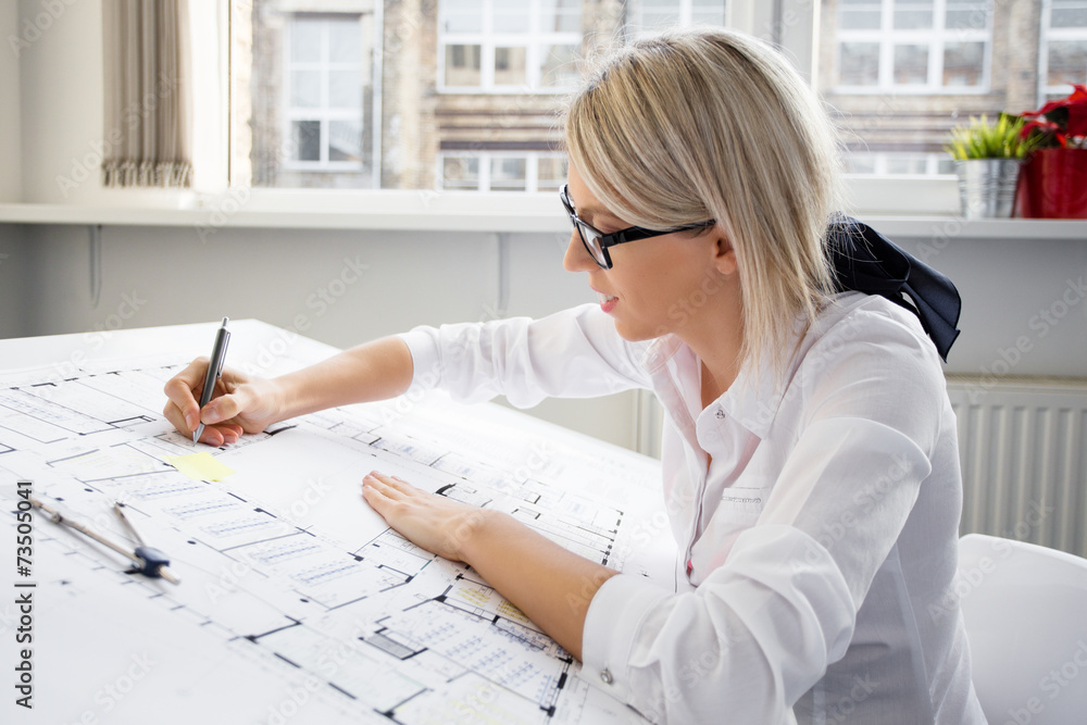 Fotografie Mladá žena architekt pracuje na blueprint