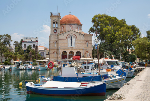 Hafen der griechischen Insel Aegina bei Athen mit Kirche