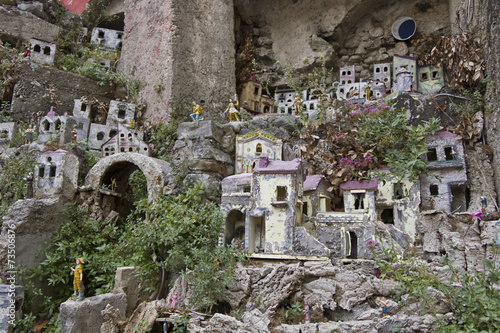 Obraz na plátně Amalfi creche and fountain