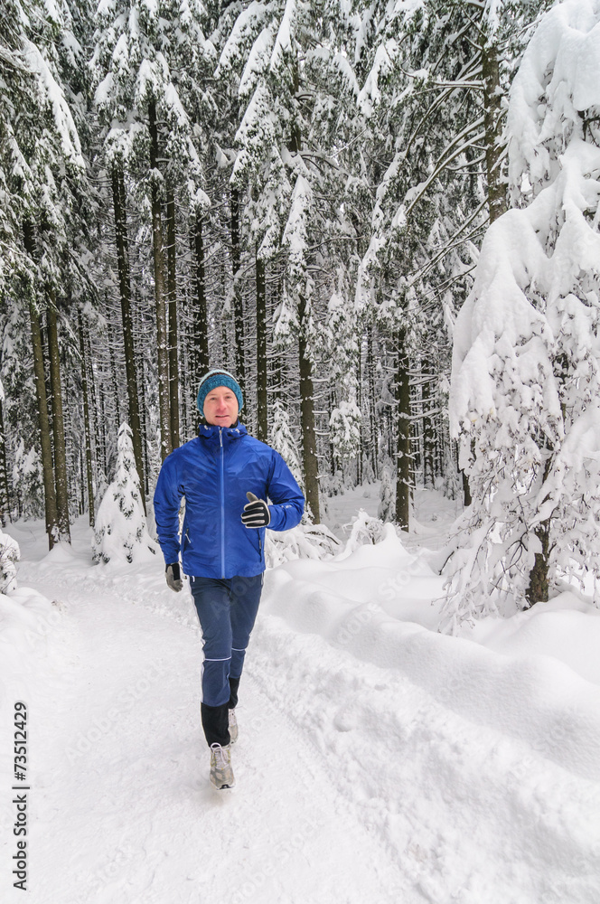 Läufer im Winterwald