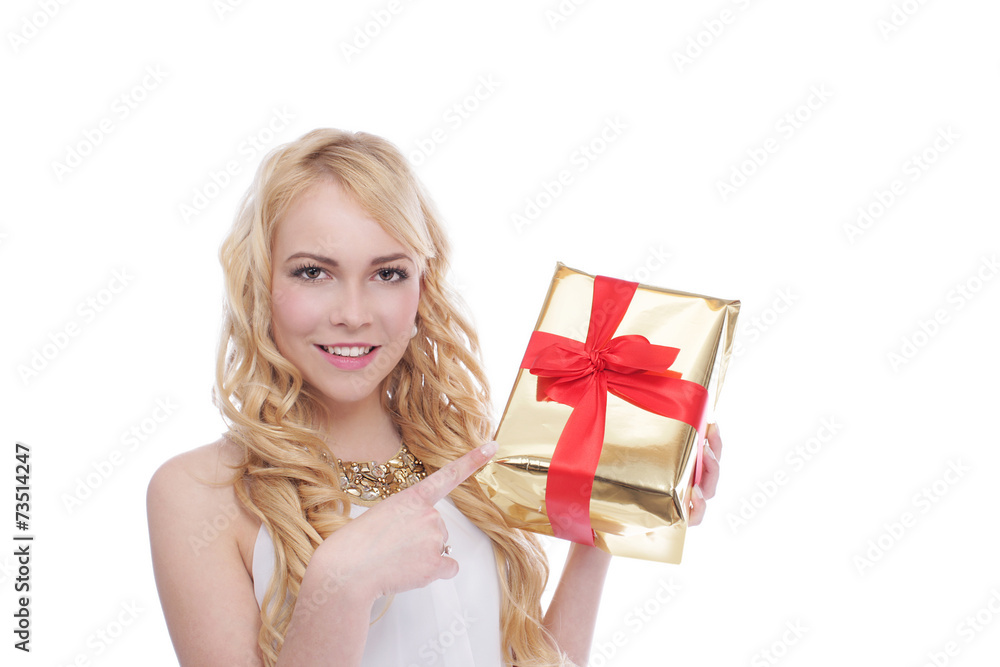 Hübsche blonde Frau zeigt auf Weihnachtsgeschenk Hübsche blonde Frau zeigt auf Weihnachtsgeschenk