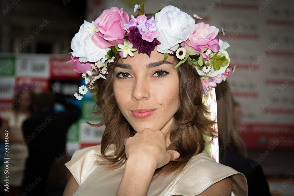 Naklejka premium Beauty woman portrait with wreath from flowers